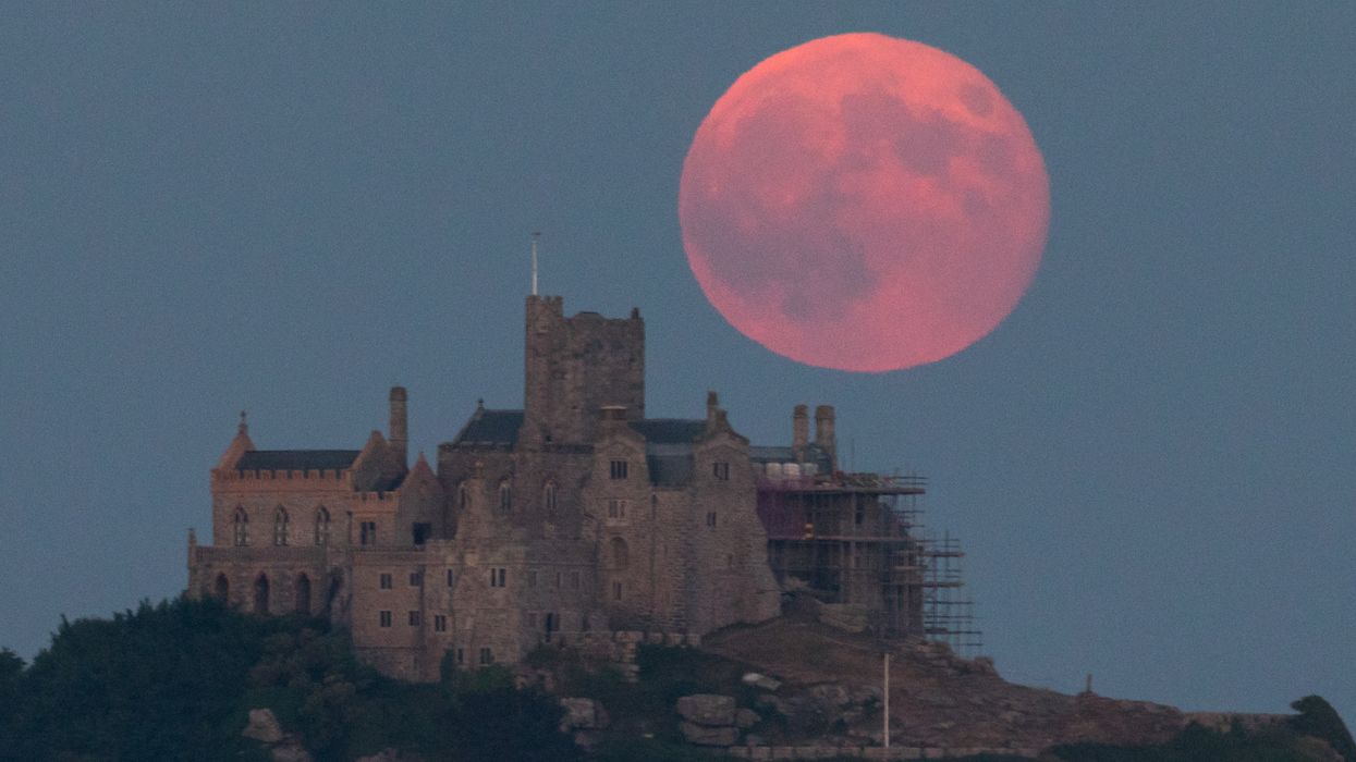 2025’s Strawberry Moon: Rare Low-Height Full Moon Over the UK