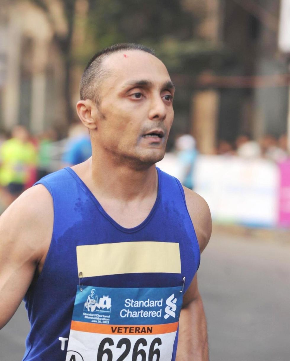 5cikkuzd6gu4wp22.D.0.Rahul Bose at the 10th Standard Chartered Mumbai Marathon 2013 at Mumbai CST  1 .JPG