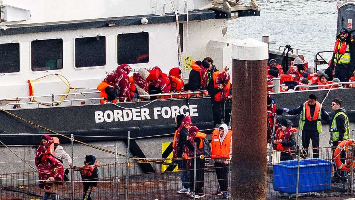 Labour faces 'credibility gap' over immigration, survey finds