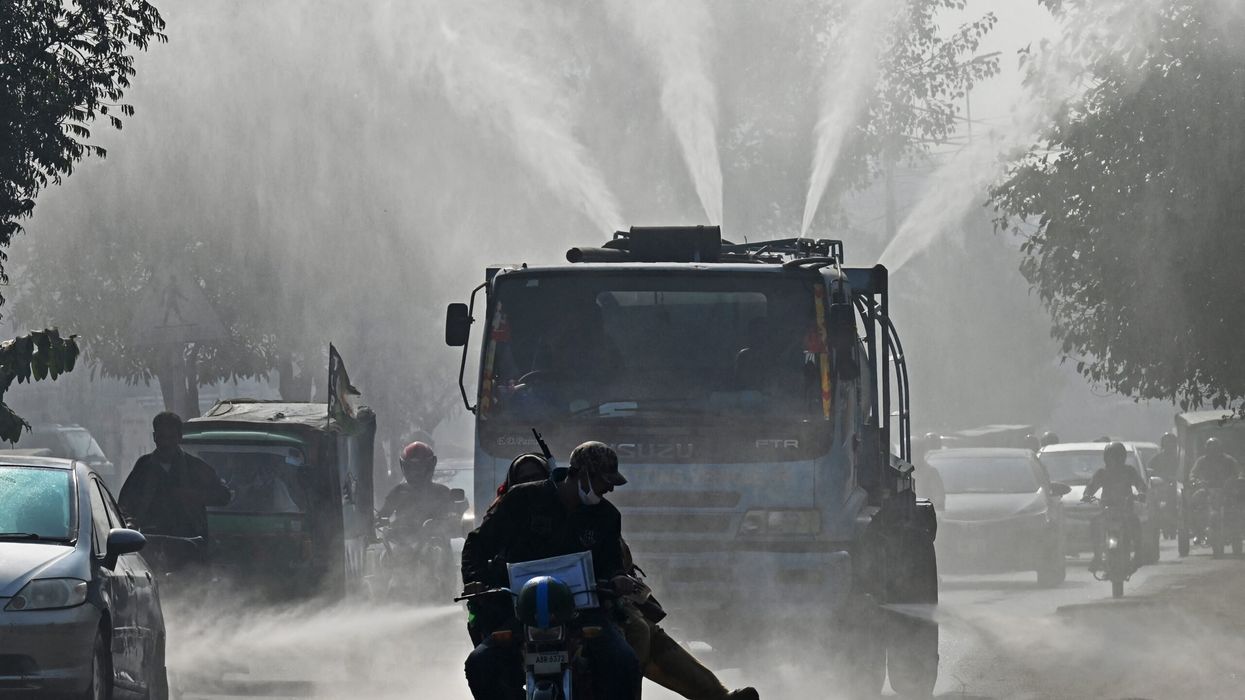 Polluted air chokes cities in north India and Pakistan