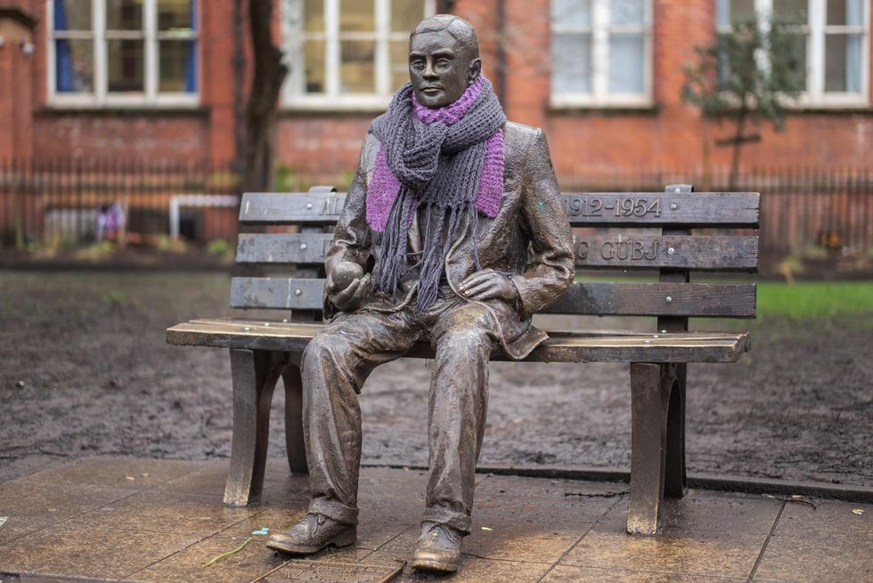 alan turing statue uk scaled