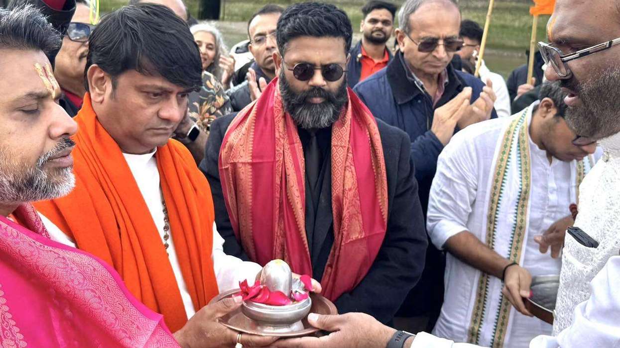 Historic Ganga Aarti on Thames marks silver jubilee of Siddhashram UK