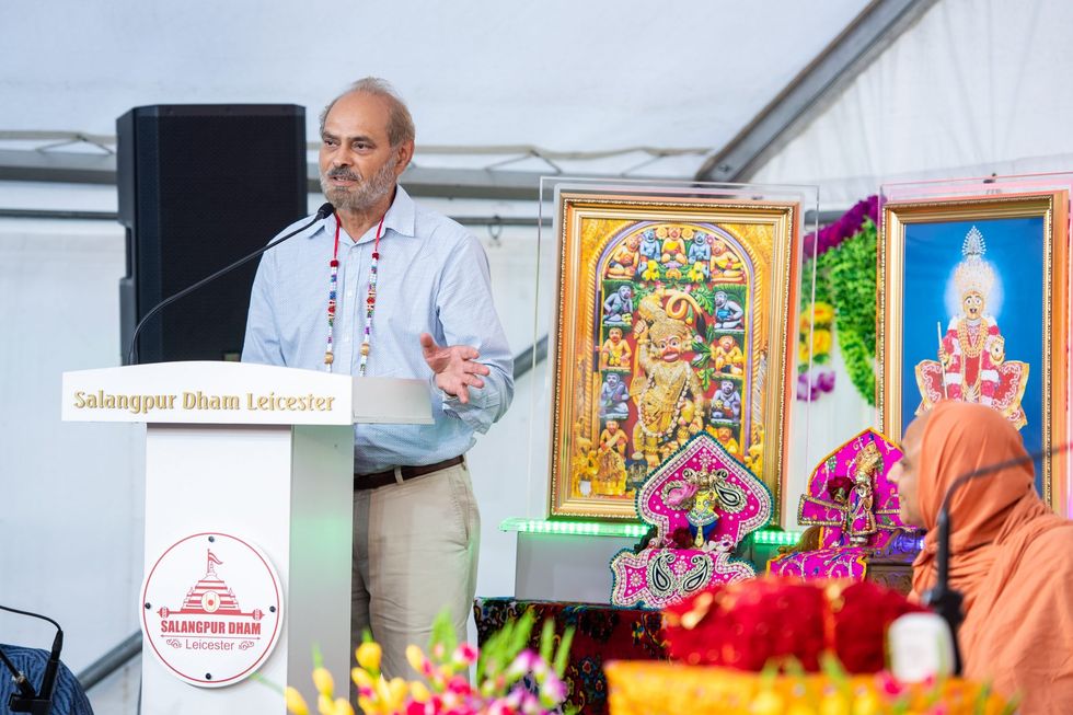 Cllr. Singh speaking at the Shree Hanuman Temple.