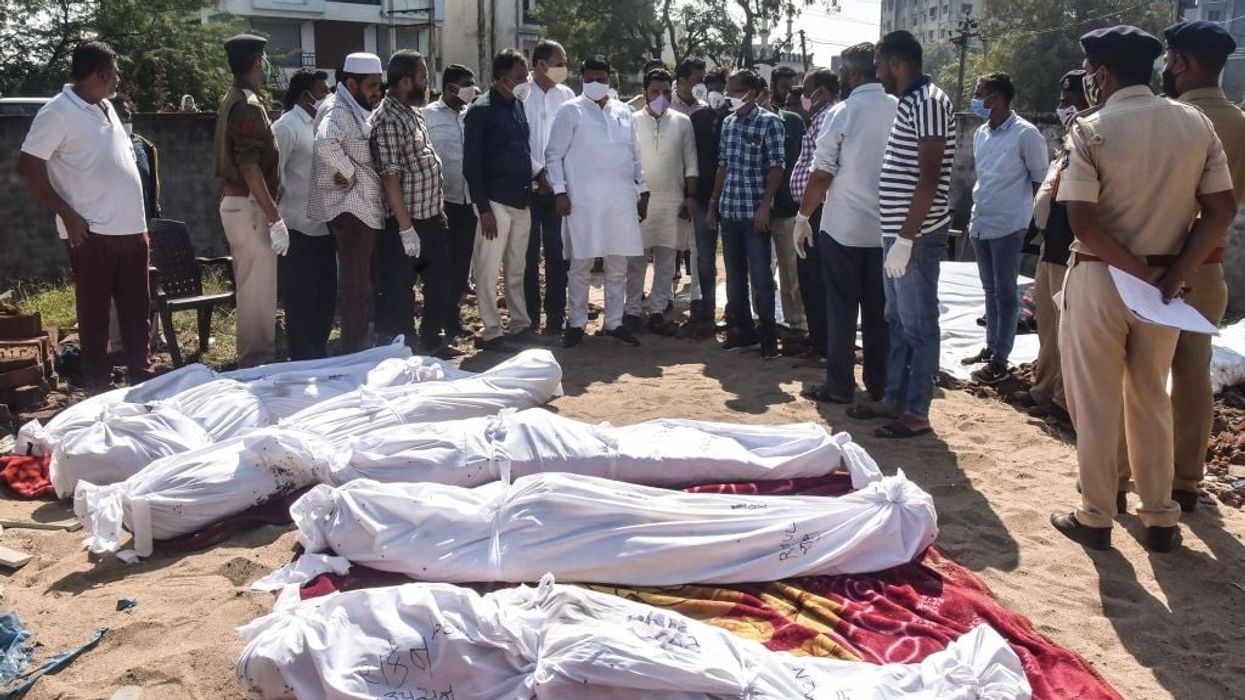 Truck crushes 15 people to death in India's Surat