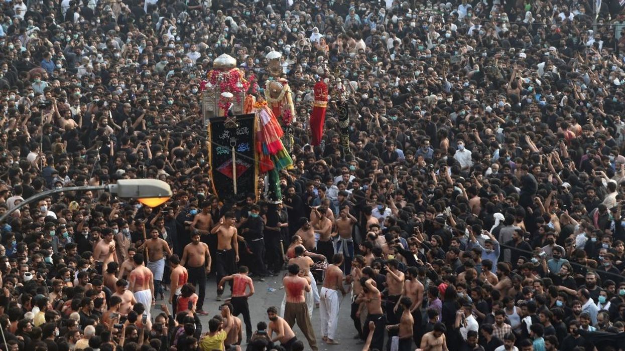 Thousands march in Pakistan Shiite procession as virus cases soar