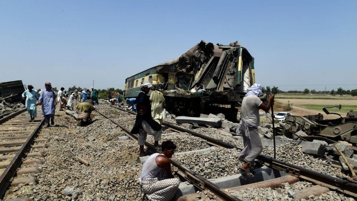 Pakistan minister blames faulty carriage link for train crash