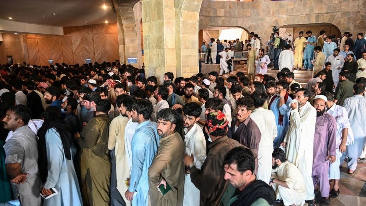 Pakistani overseas workers overrun vaccination centre in Islamabad