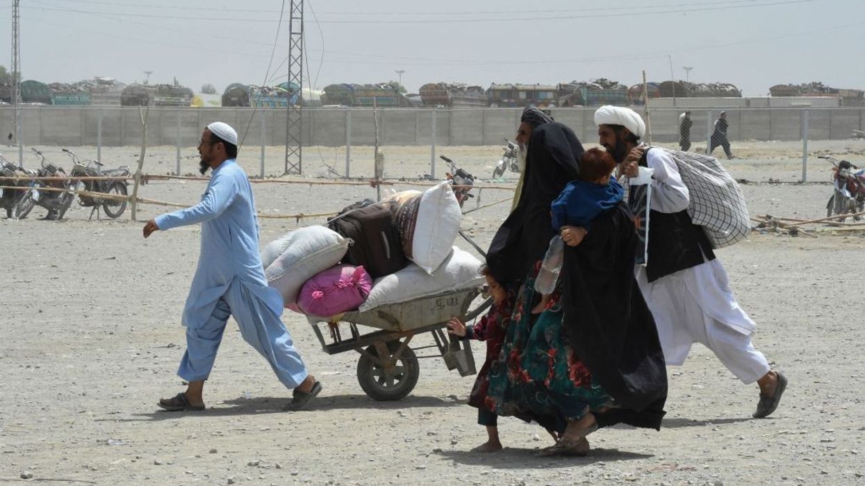 Pakistan allows thousands to cross Afghan border