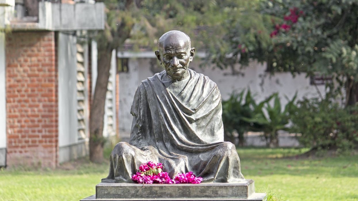 Mahatma Gandhi's bronze bust unveiled in Mississippi