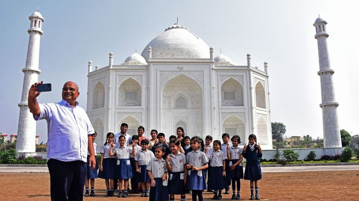 Indian builds Taj Mahal replica home for wife