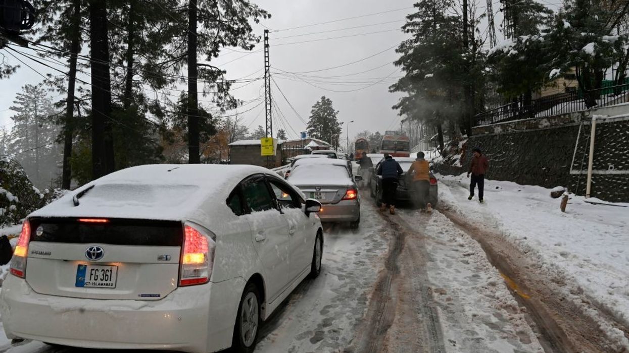 16 die trapped in vehicles in Pakistan snowstorm