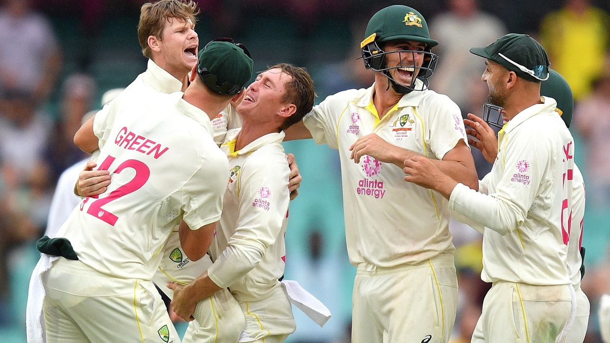 Ashes: England hold on in tense finish for draw in Sydney