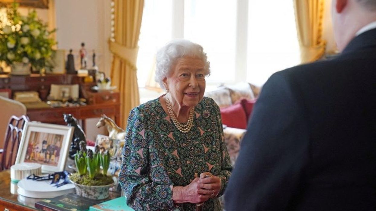 Queen catches 'mild' Covid