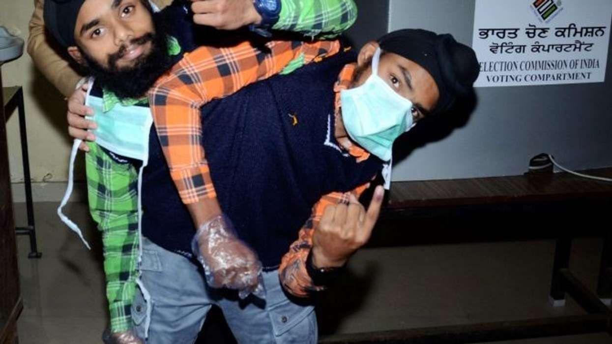 Indian conjoined twins vote in dark glasses for confidentiality
