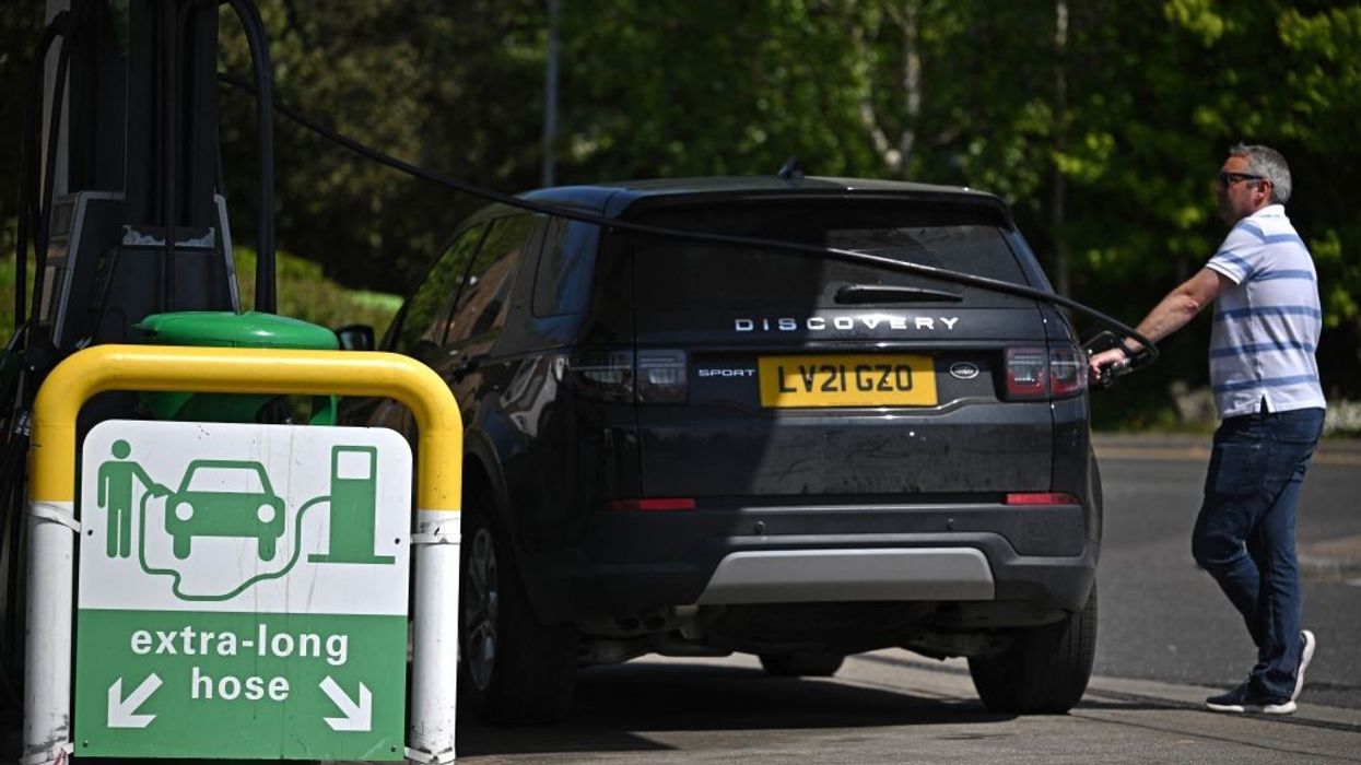Average cost of filling up car in UK crosses £100 mark