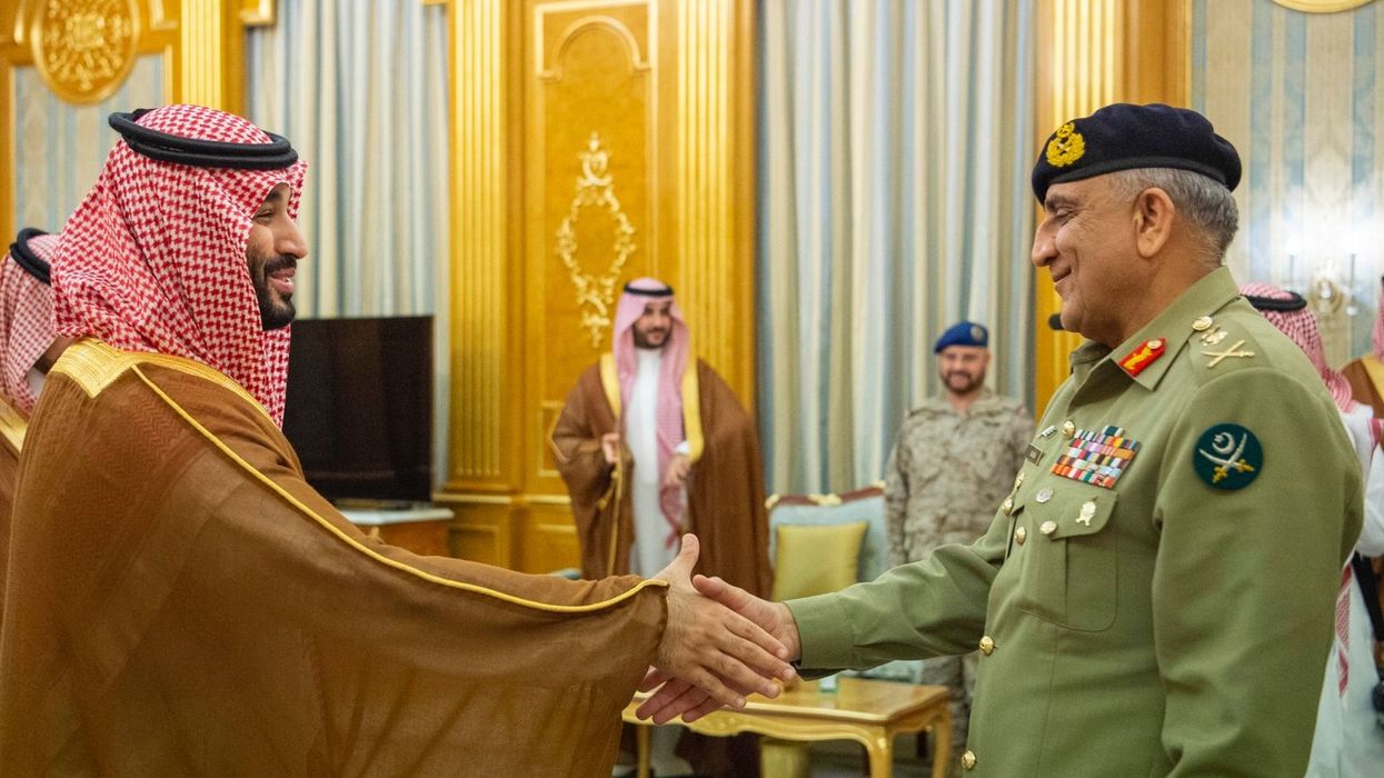 Pakistan's army chief Gen. Bajwa conferred Saudi Arabia's King Abdulaziz Medal