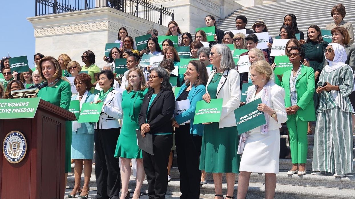 Netizens slam US lawmakers Ilhan Omar, Alexandria Ocasio for posing as 'handcuffed' over abortion protests