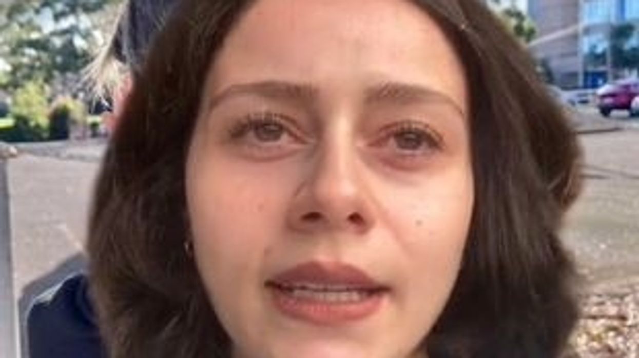 Salon made a mess of this woman's hair, gave her green patches instead of blonde highlights