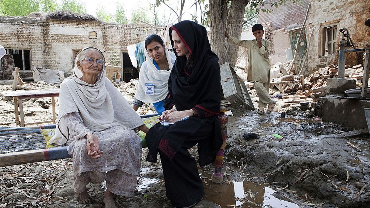Never seen anything like this, says Angelina Jolie after meeting Pakistan flood victims