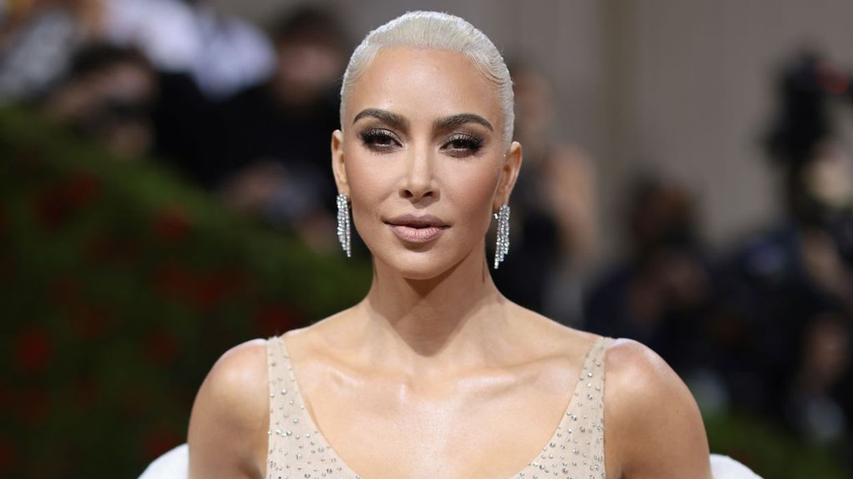 VIRAL VIDEO: See how Kim Kardashian struggles to walk in a super-tight dress