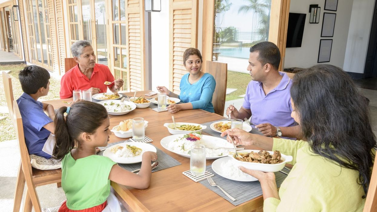 Families that eat together are less disturbed: Study
