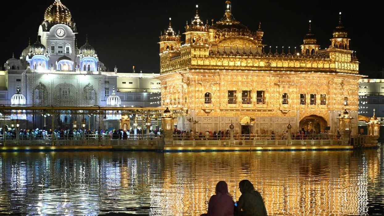 British Army delegation pays obeisance at Golden Temple