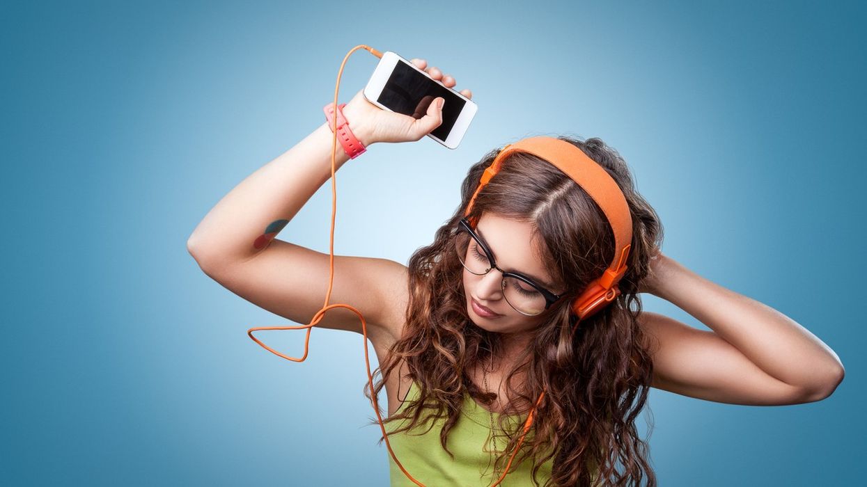 Over 1 billion youngsters at hearing loss risk due to headphones, loud music: Study