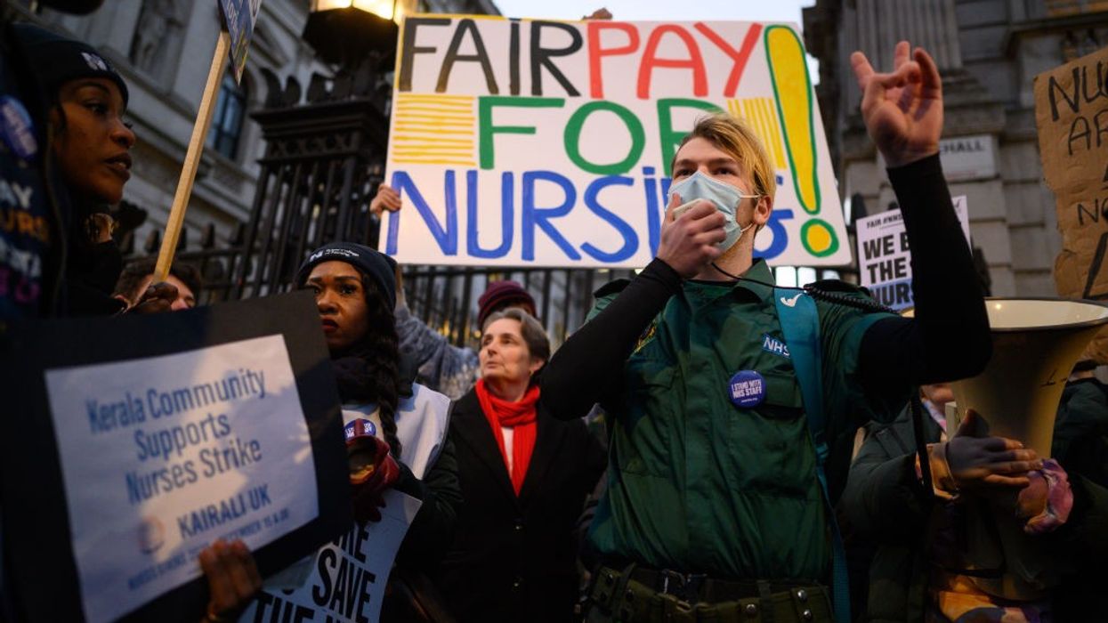 Nurses in England stage new walk-out over pay