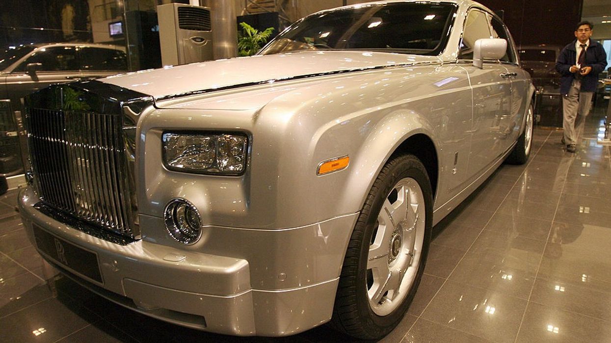 Pakistan imports 2200 luxury vehicles despite strict foreign exchange control: Report