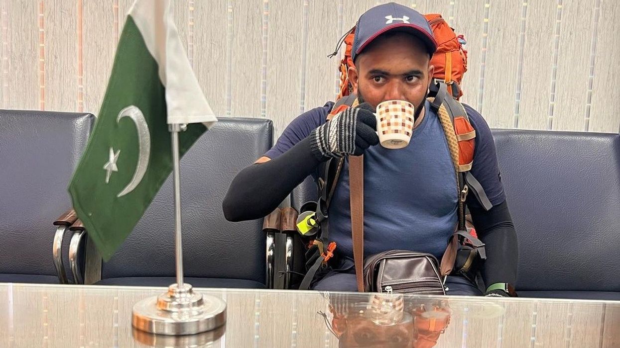 Indian enters Pakistan to complete his journey on foot to Saudi Arabia for Hajj