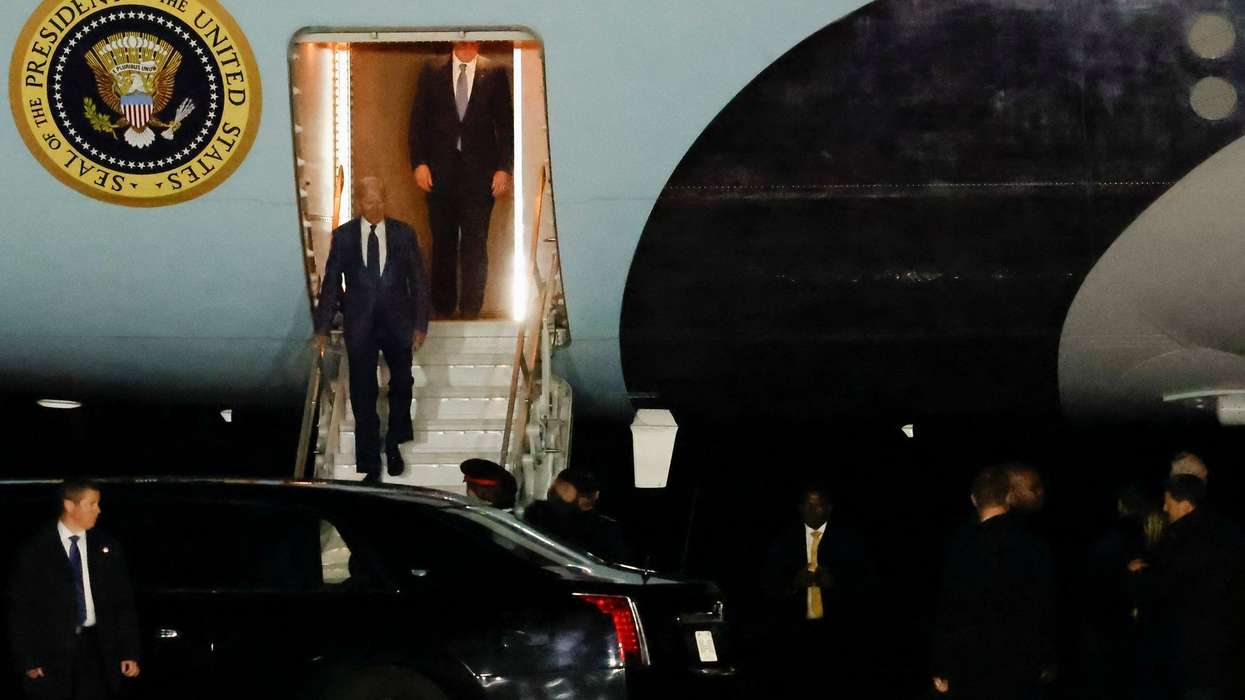 Biden faces criticism from pro-UK hardliners during visit to N Ireland