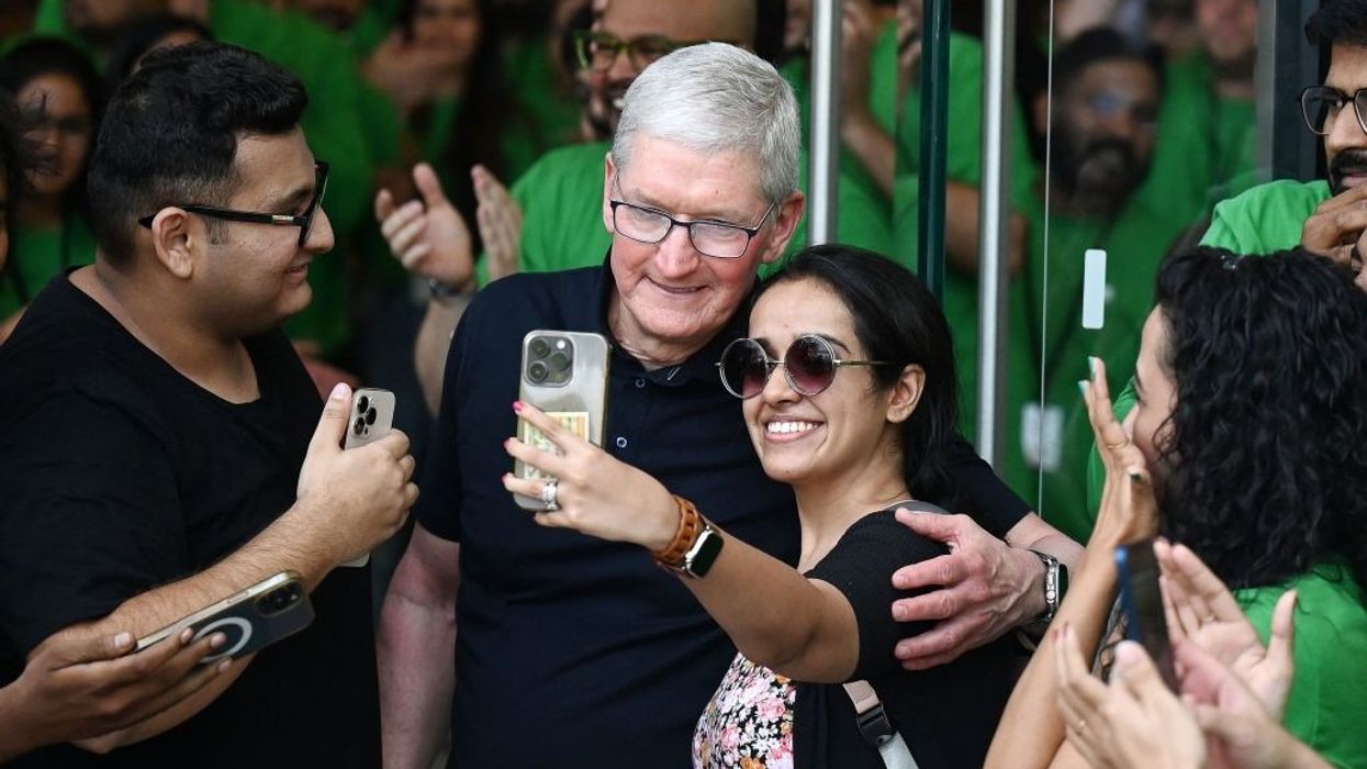 Apple opens first India store in Mumbai