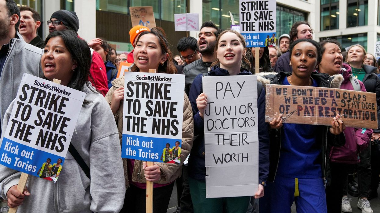 Junior doctors in England determined to continue strikes for better pay
