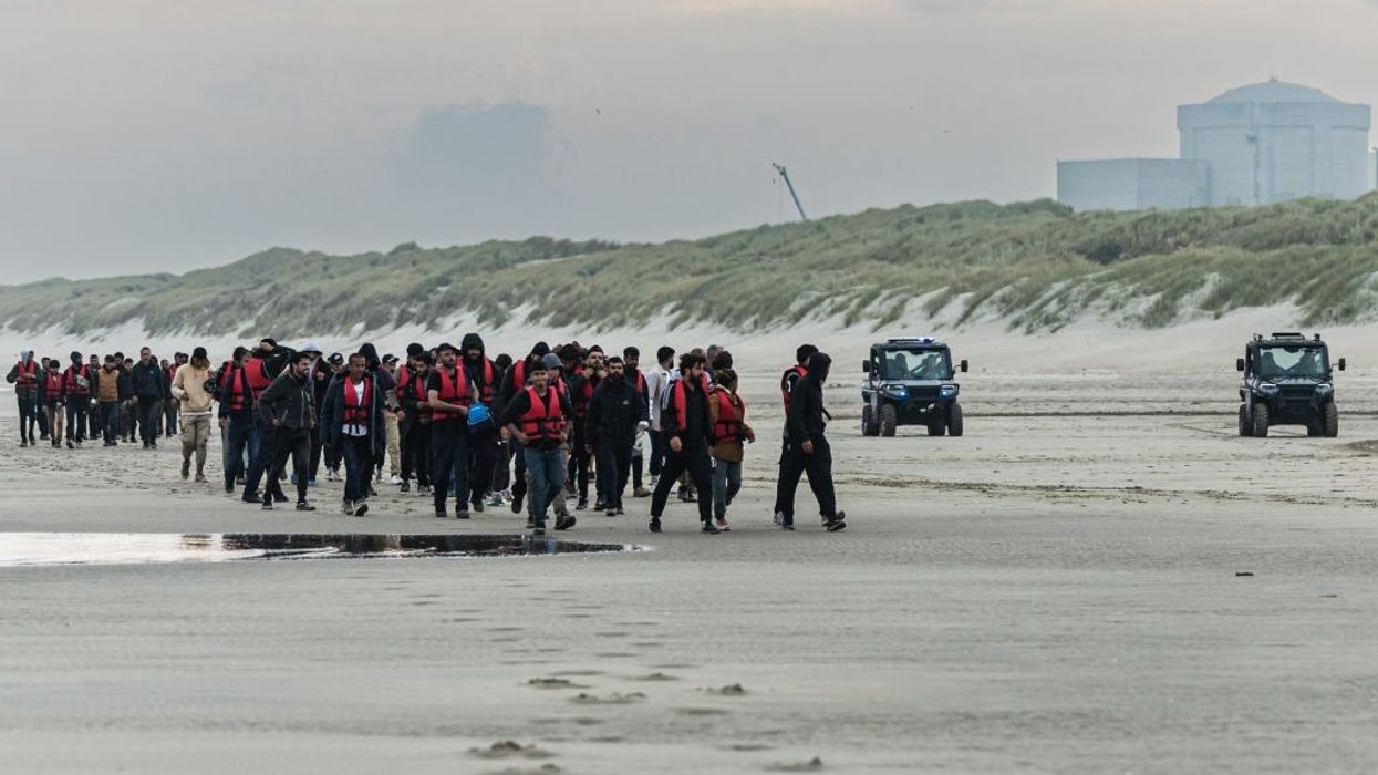 Seeking to dodge French police, migrants eye UK shores