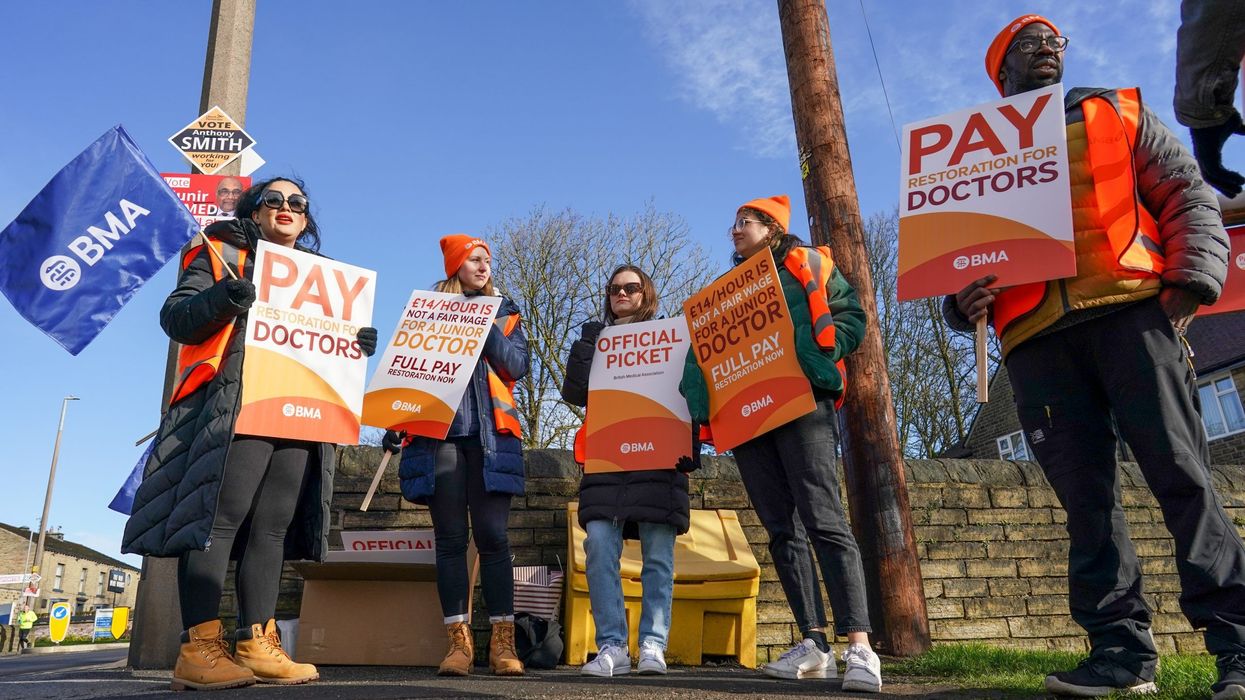 UK hospital doctors commence 72-hour walkout over pay