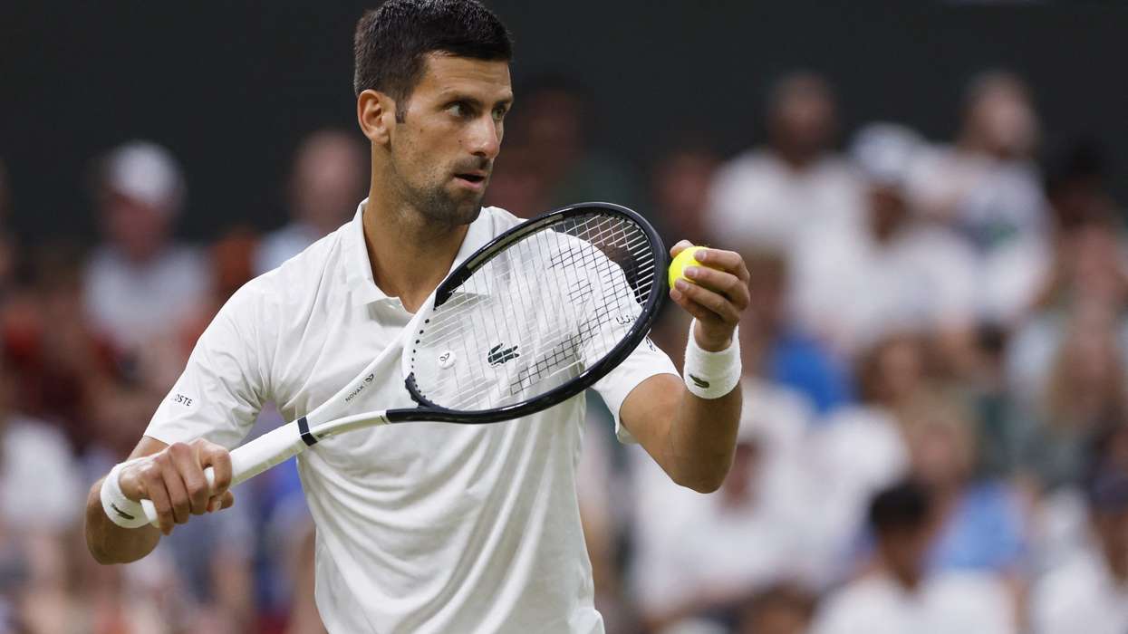 Djokovic defeats Wawrinka just before closing time