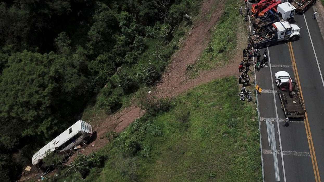 18 dead as Mexican bus carrying foreign migrants crashes