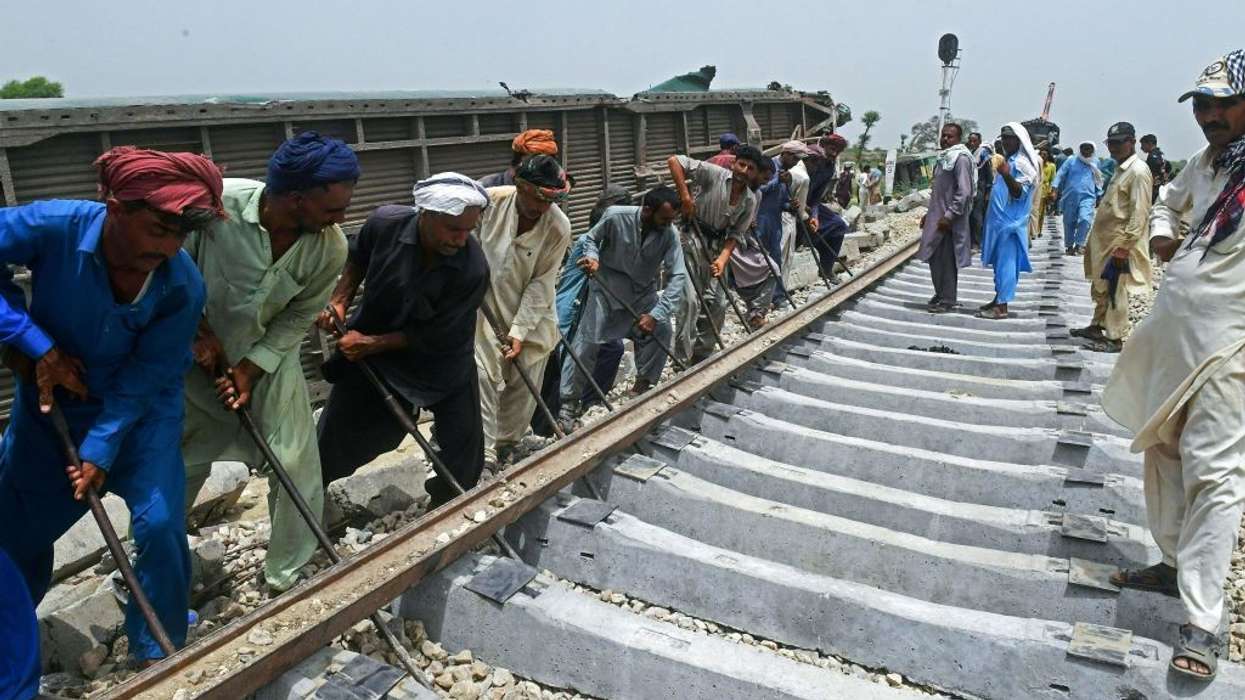 Investigators scour wreckage after Pakistan train crash