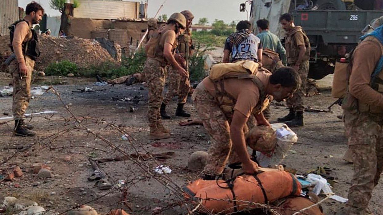 Suicide bomber kills nine soldiers in Pakistan