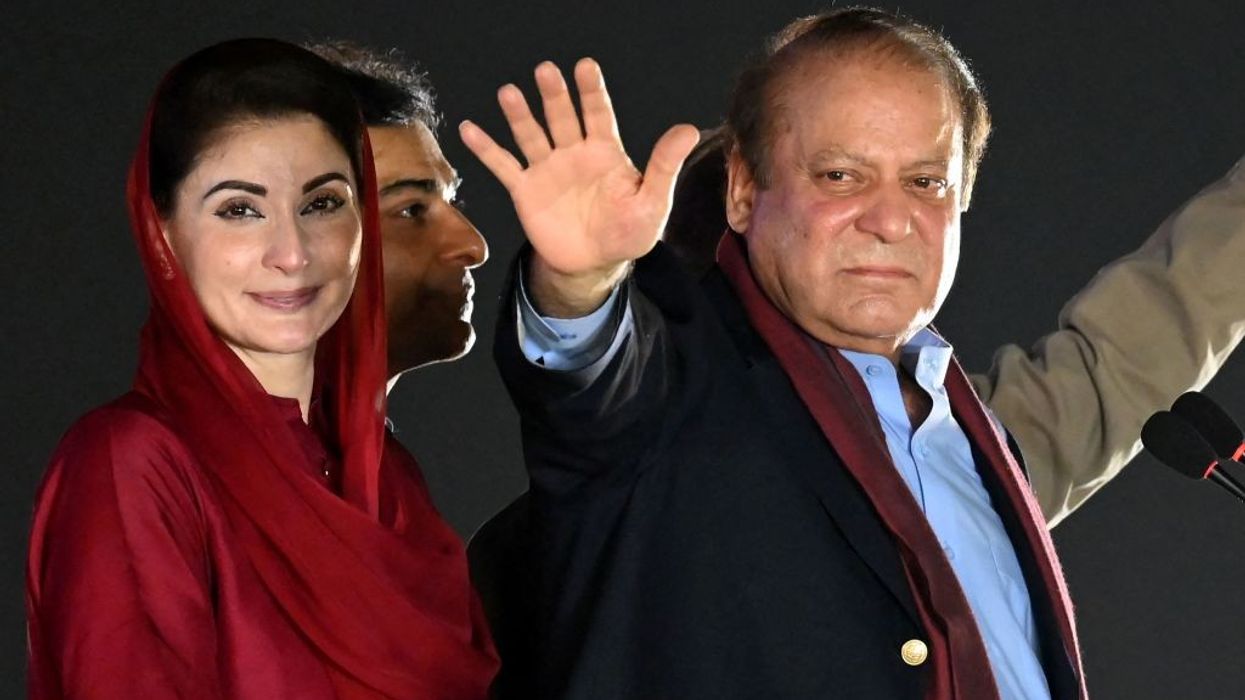 Nawaz Sharif arrives home in political comeback bid