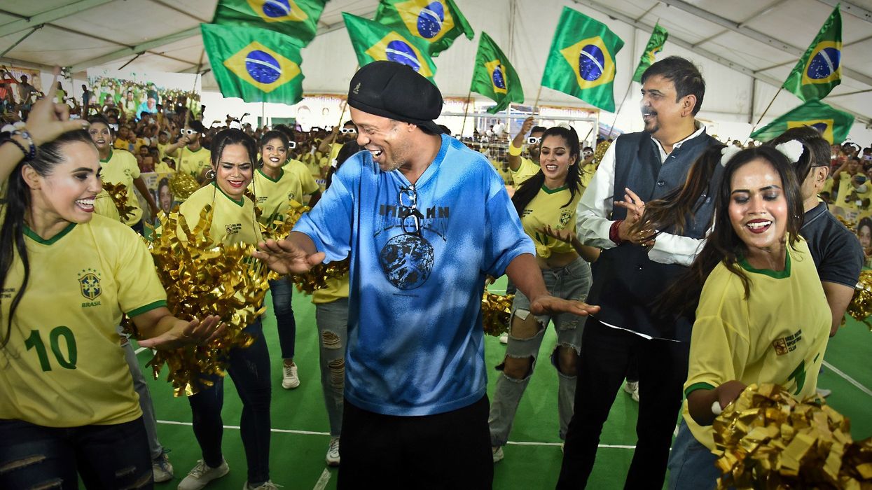 Ronaldinho dazzles at Durga puja celebrations