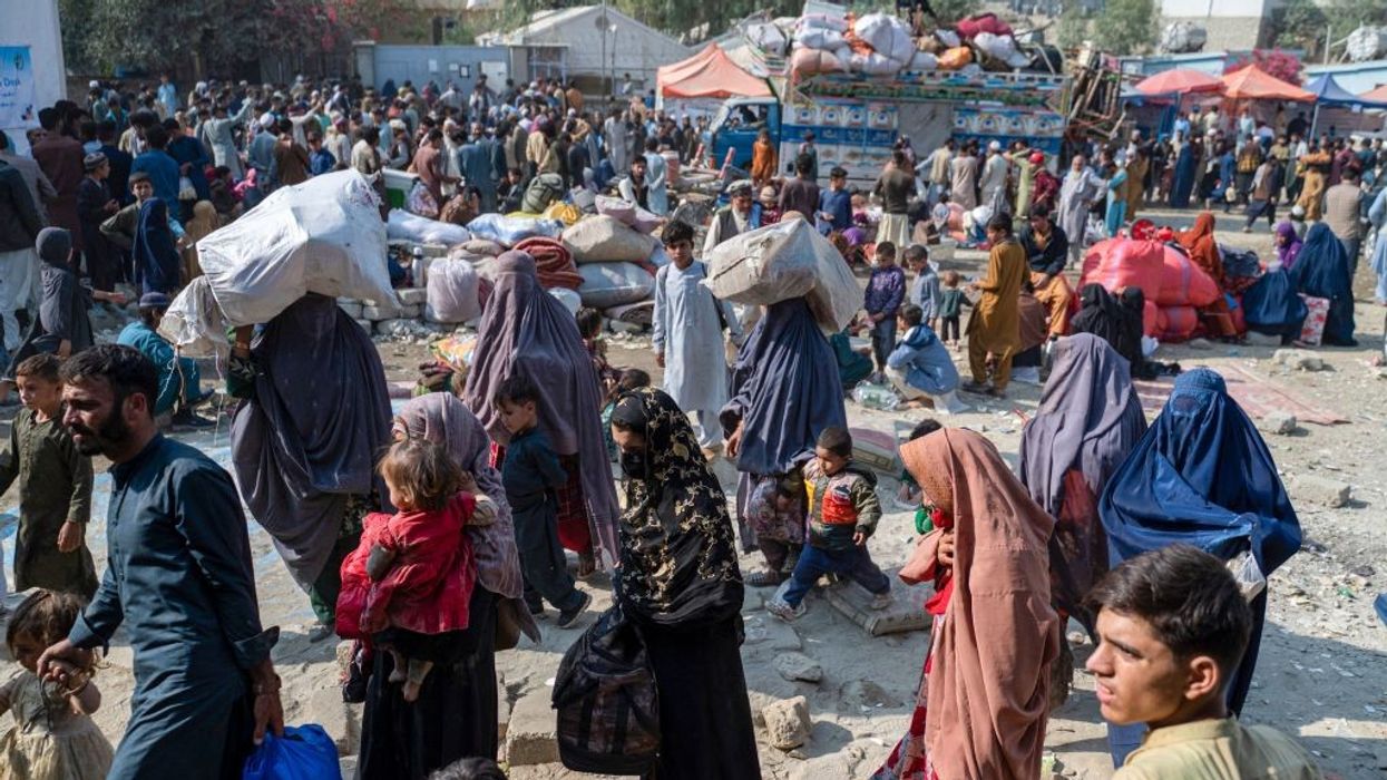 Thousands of Afghans flee Pakistan as deadline looms