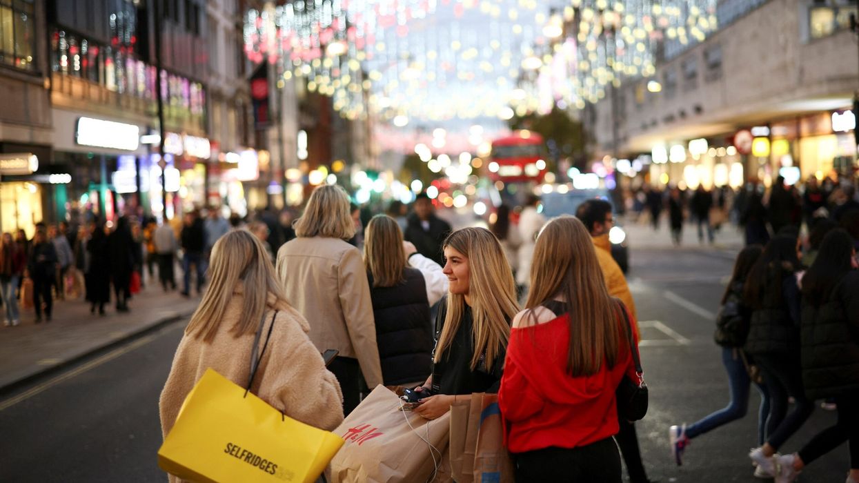 Online sales expected to increase by 2.7% in Christmas shopping season