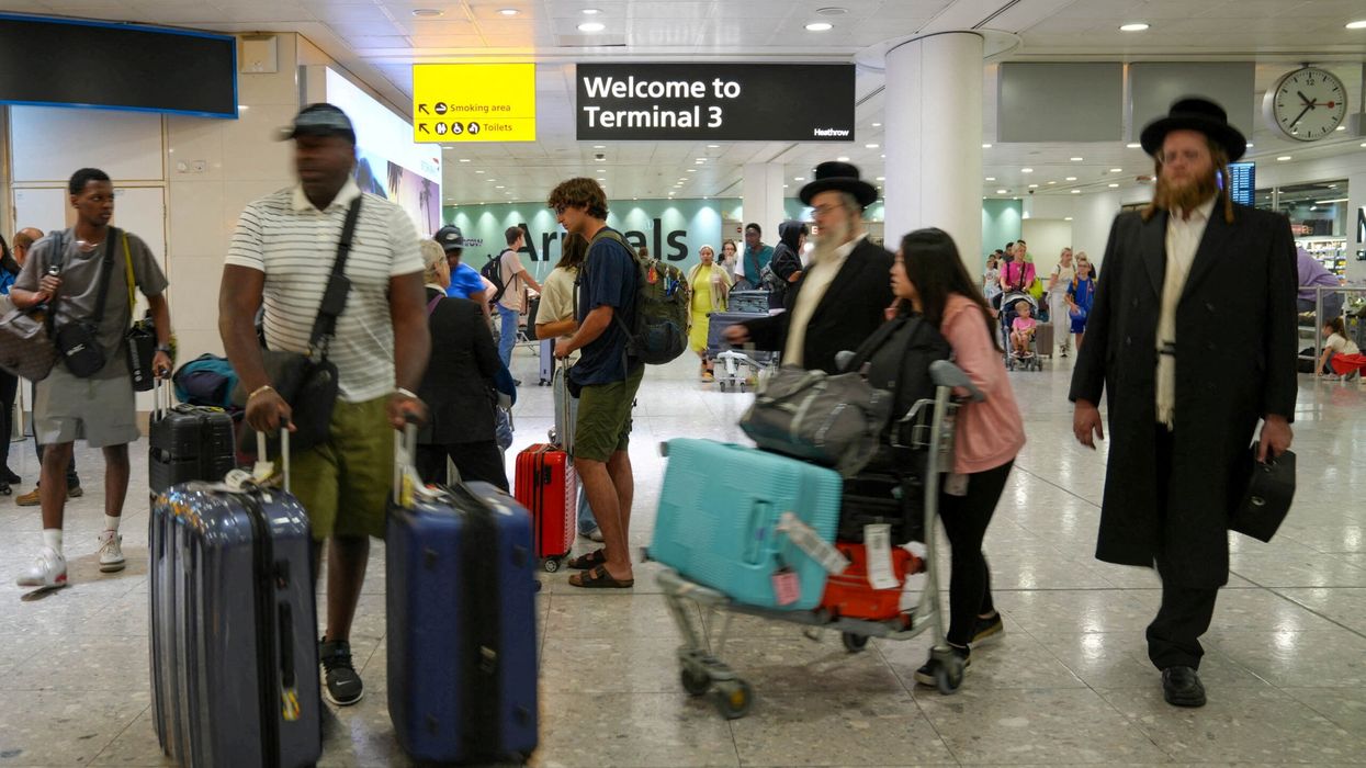 Estimates show net migration to UK slowing