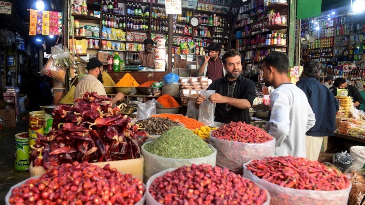 Sri Lanka cuts rates ahead of foreign debt deal