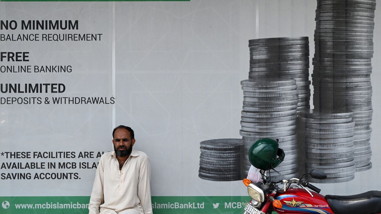 Pakistan keeps high rate to cool inflation