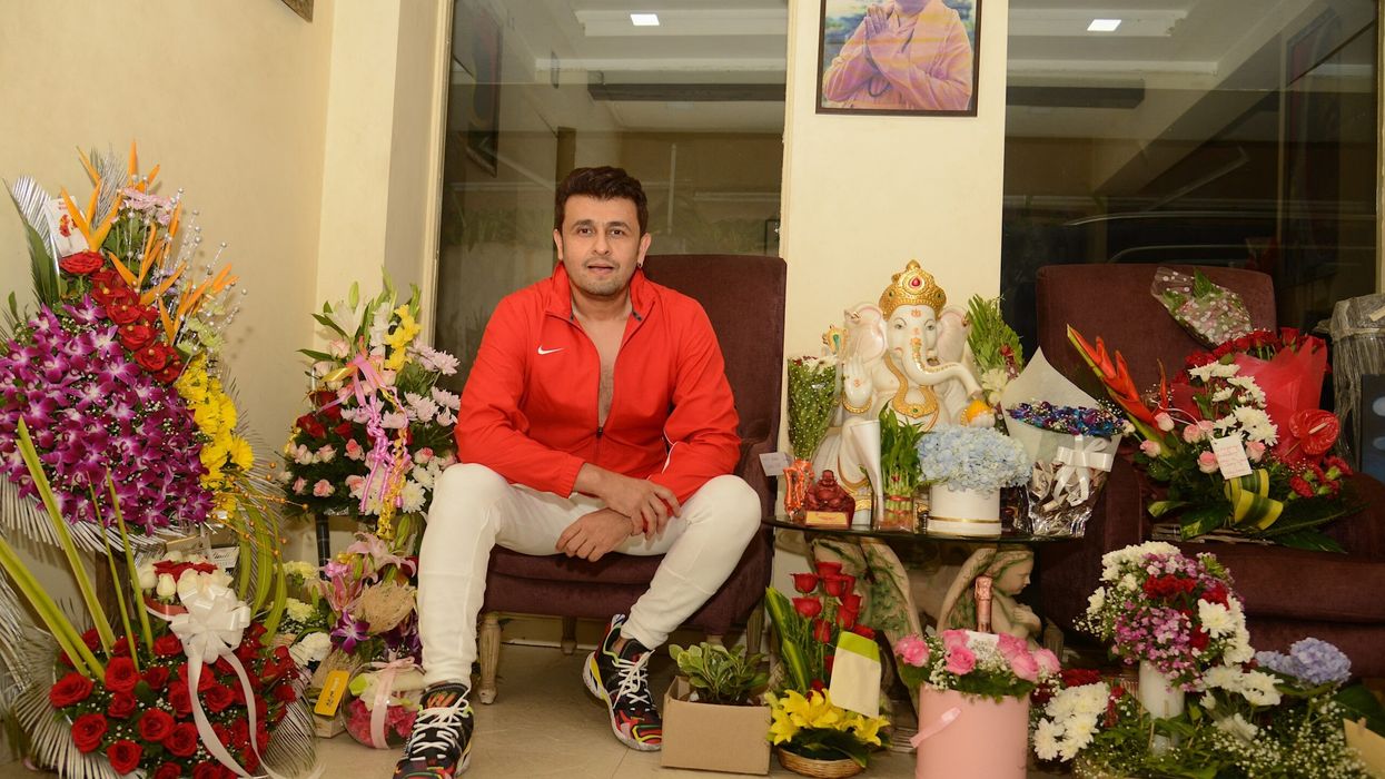 Sonu Nigam receives Mohammed Rafi Award