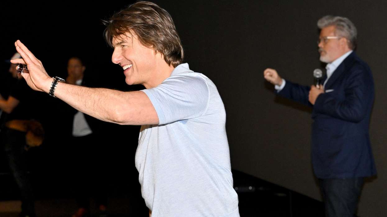 Tom Cruise inks deal with Warner Bros