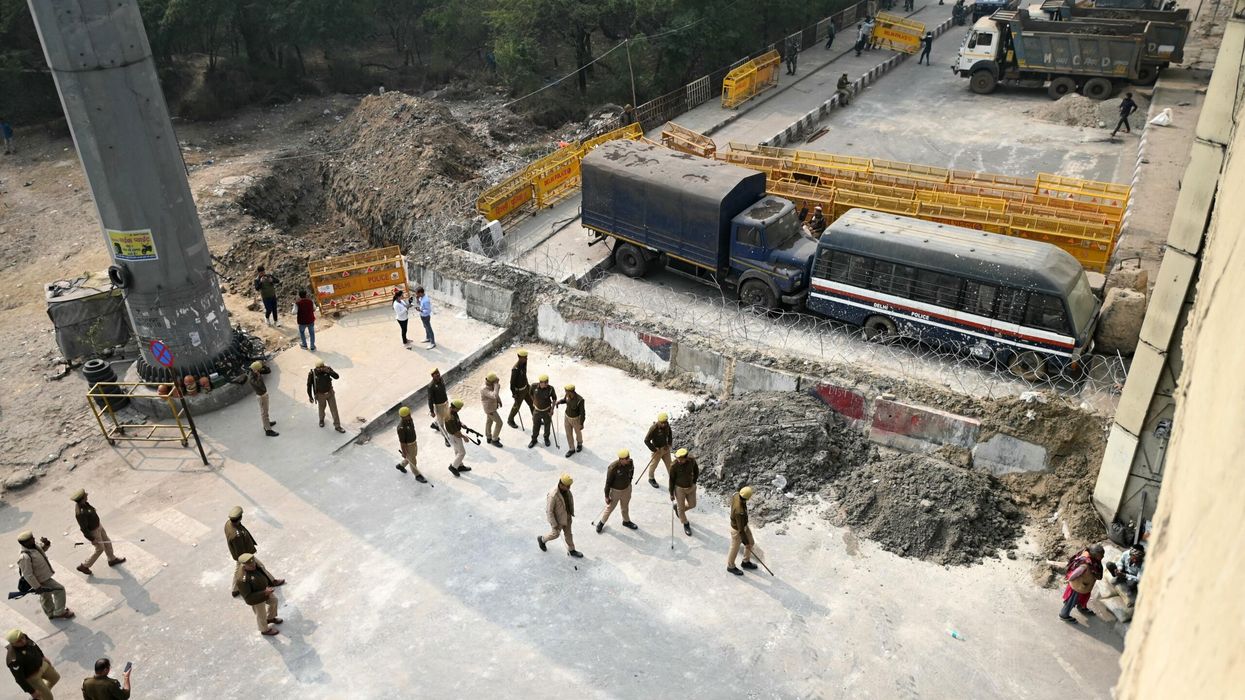 Police barricade capital against protesting farmers in India