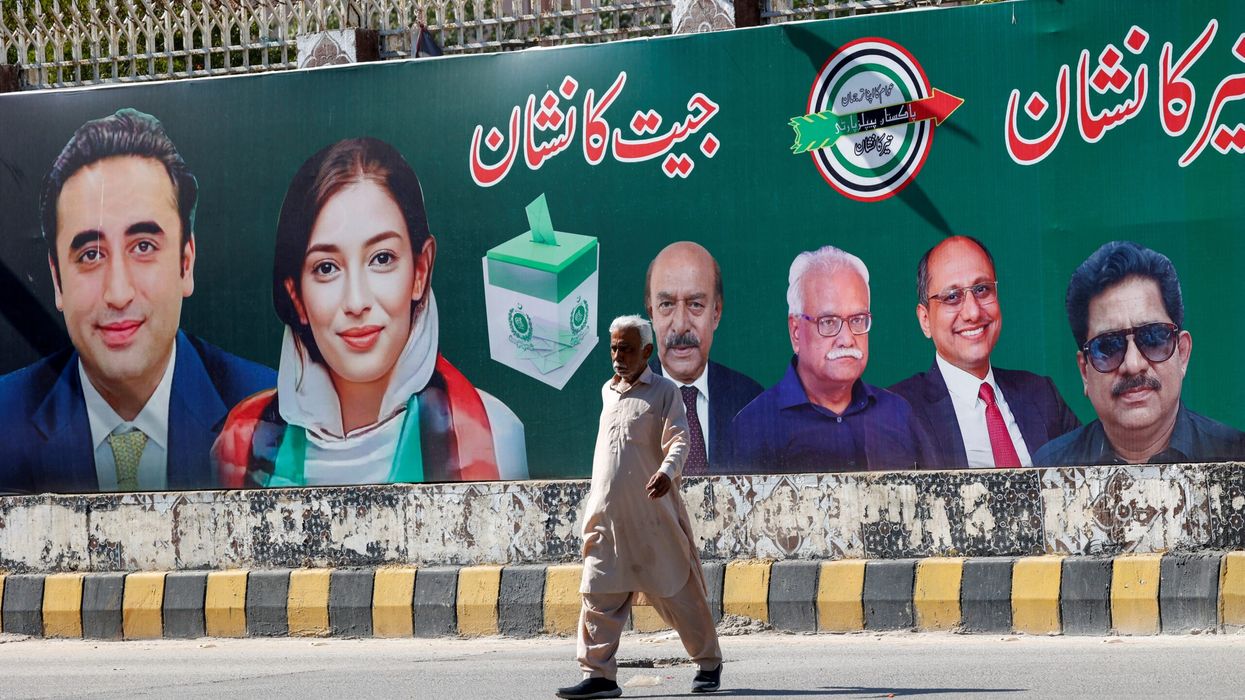 Pakistan's majority parties struggle to form coalition government